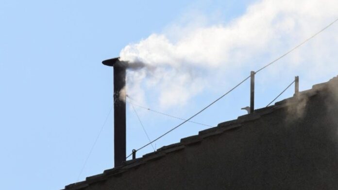 de la fumée Blanche au Vatican , l'eglise a un nouveau pape
